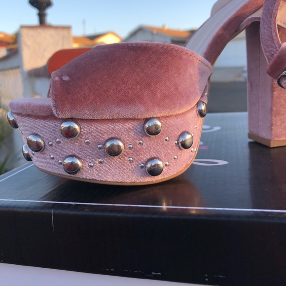 Pink Velvet Platforms 🎀 - Picture 2 of 4